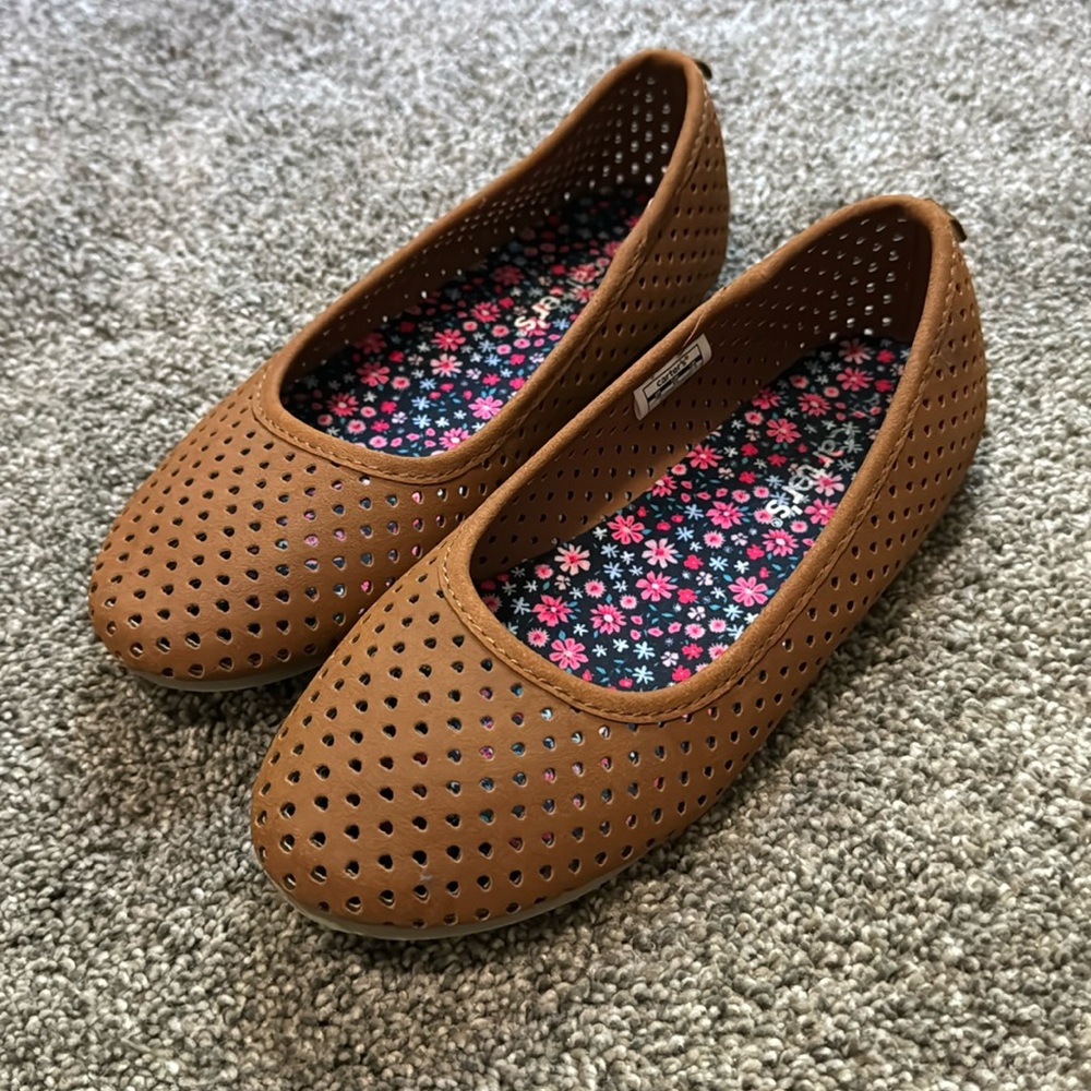 Caters size 3 girls slip on shoes. Leather feel.